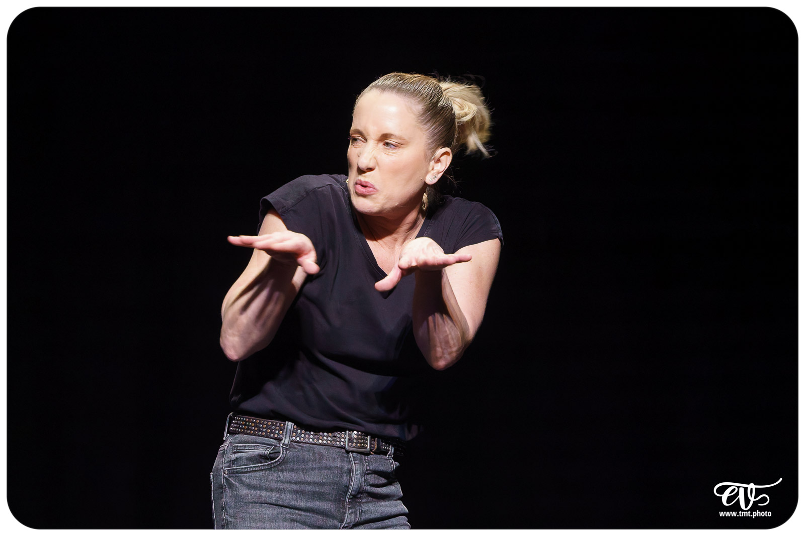 LES CHATOUILLES OU LA DANSE DE LA COLÈRE (ANDRÉA BESCOND)